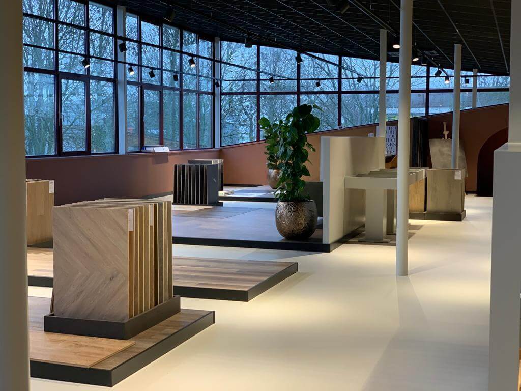 Loose lay PVC vloeren in de showroom van VloerX