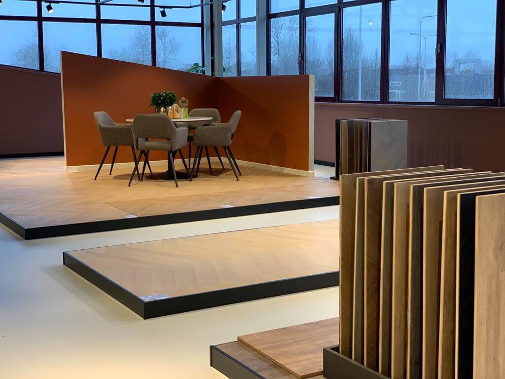 PVC vloeren in steen- en betonlook in de showroom van VloerX