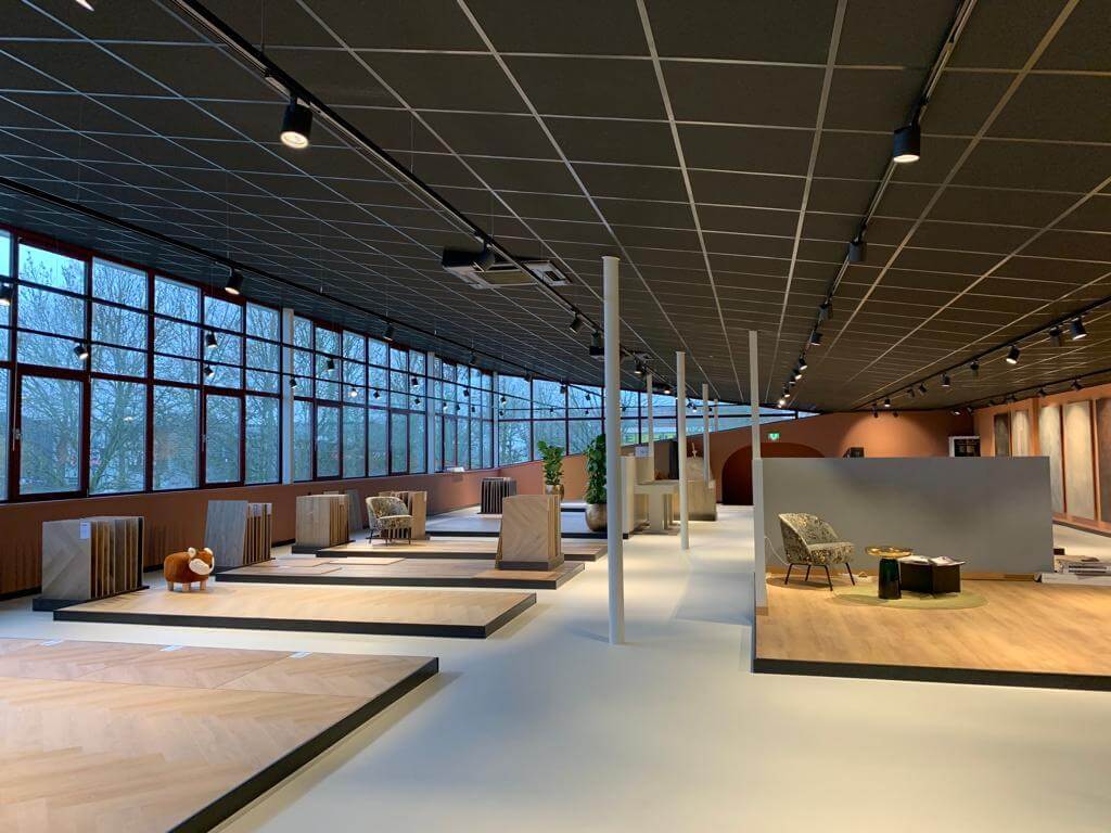 PVC-vloer gelegd boven ingefreesde vloerverwarming in een woonkamer