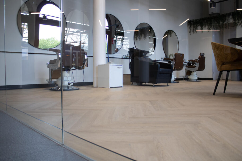 Monsters van goedkope PVC vloeren in verschillende kleuren in de showroom