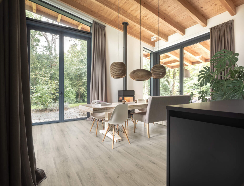 PVC tegels gelegd op vloerverwarming met ingefreesde slangen