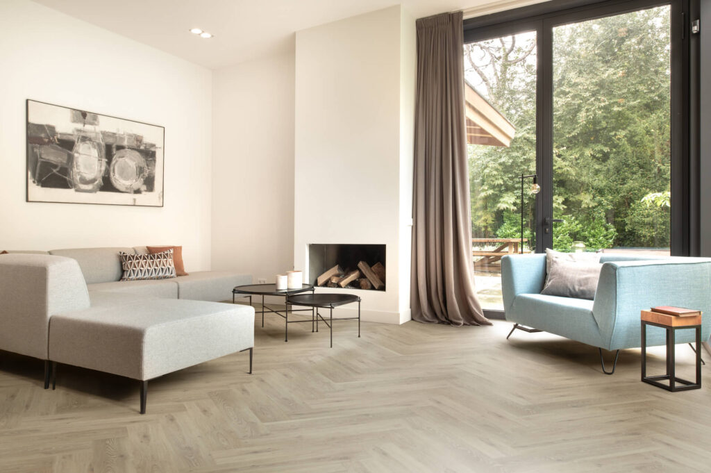 Detail van een PVC vloer eiken met zichtbare houtnerf en noesten