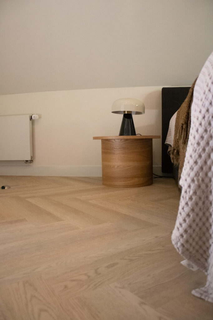 Legger die een PVC vloer eiken legt op vloerverwarming in de woonkamer