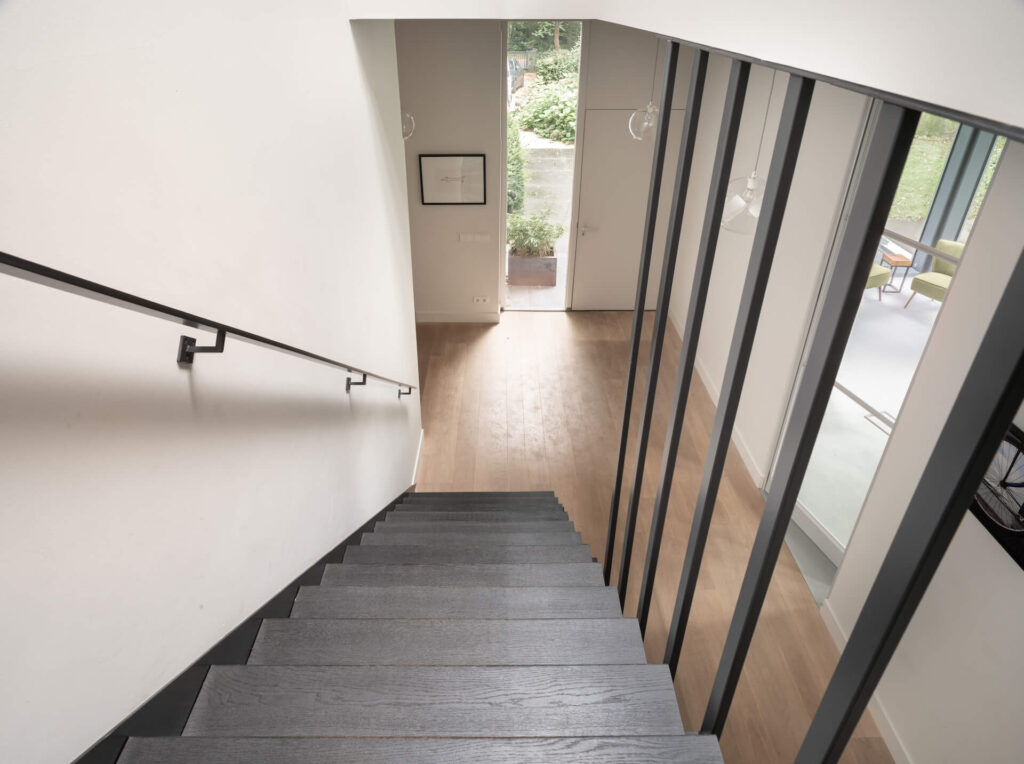 Detail van strak gelegde naden bij een PVC vloer laten leggen door een vakkundig legteam