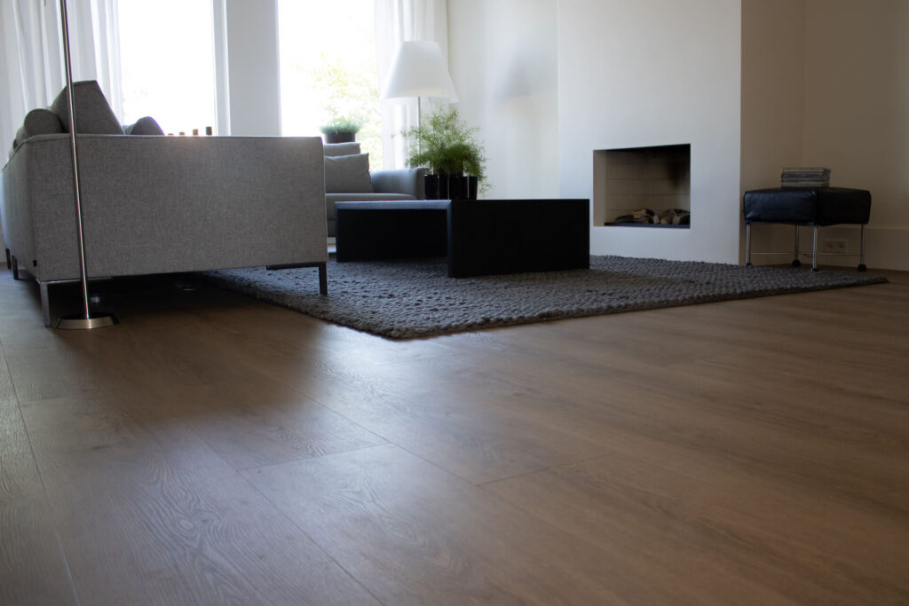 Detail van een visgraat PVC vloer met het diagonale V-patroon in plak-PVC