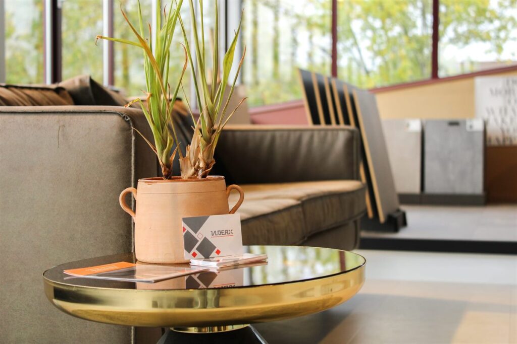 Bijzettafel met brochures in de lounge van de VloerX-showroom