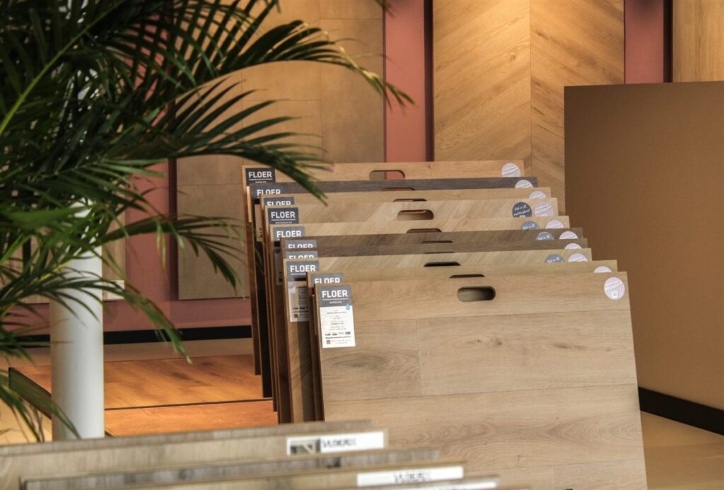 PVC-stalen in houtlook om te vergelijken in de showroom van VloerX