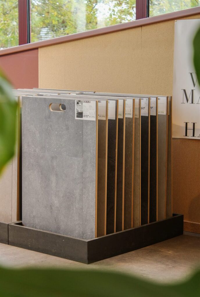 Stalenrek met PVC-tegels in betonlook in de showroom van VloerX