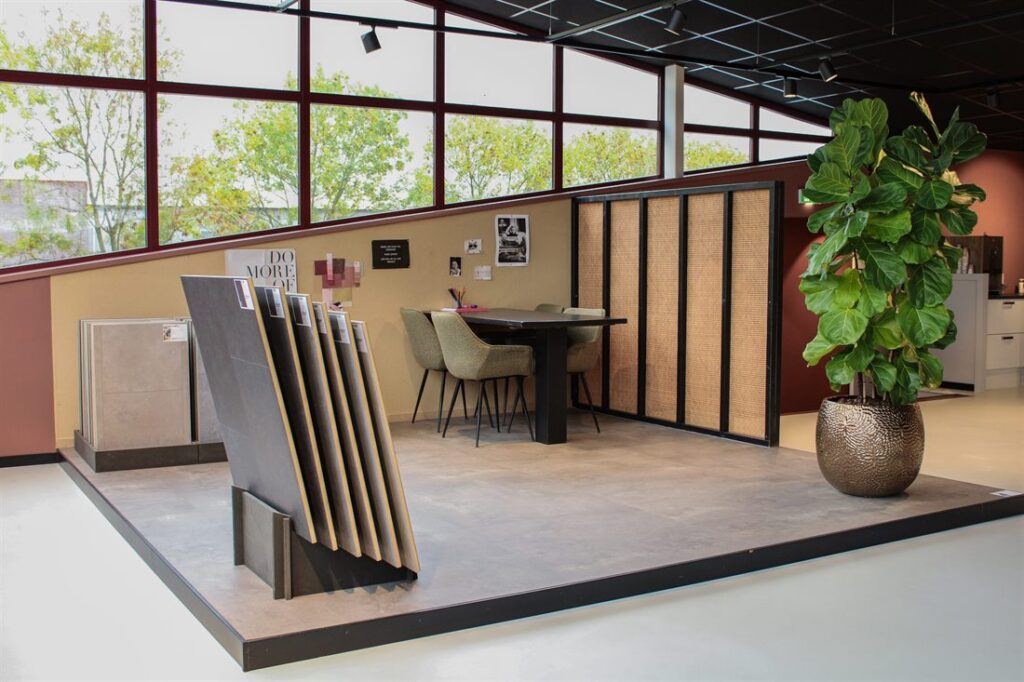 PVC-tegels in steenlook met een stalenrek in de showroom van VloerX