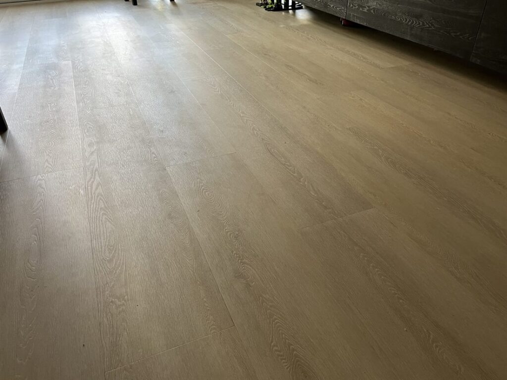 PVC-vloer met brede planken in bruine eikenlook in een grote ruimte