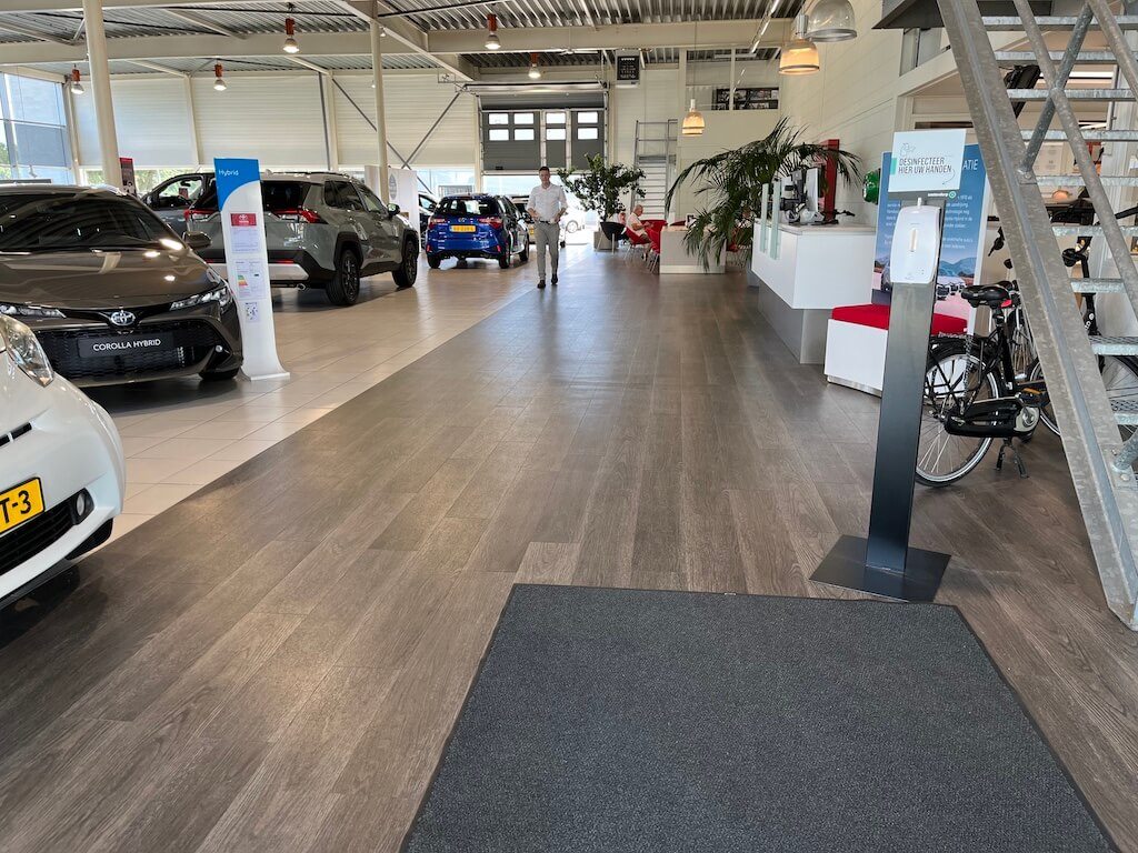PVC-vloer met houtlook planken in een autoshowroom