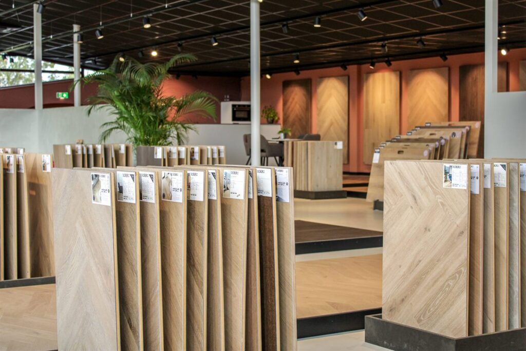 Stalen van visgraat PVC in de showroom van VloerX in Leerdam