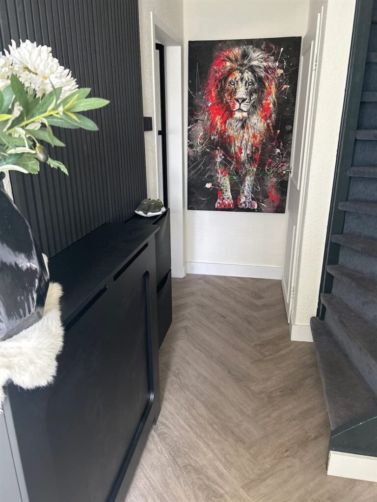 Visgraat PVC-vloer in een hal met trap