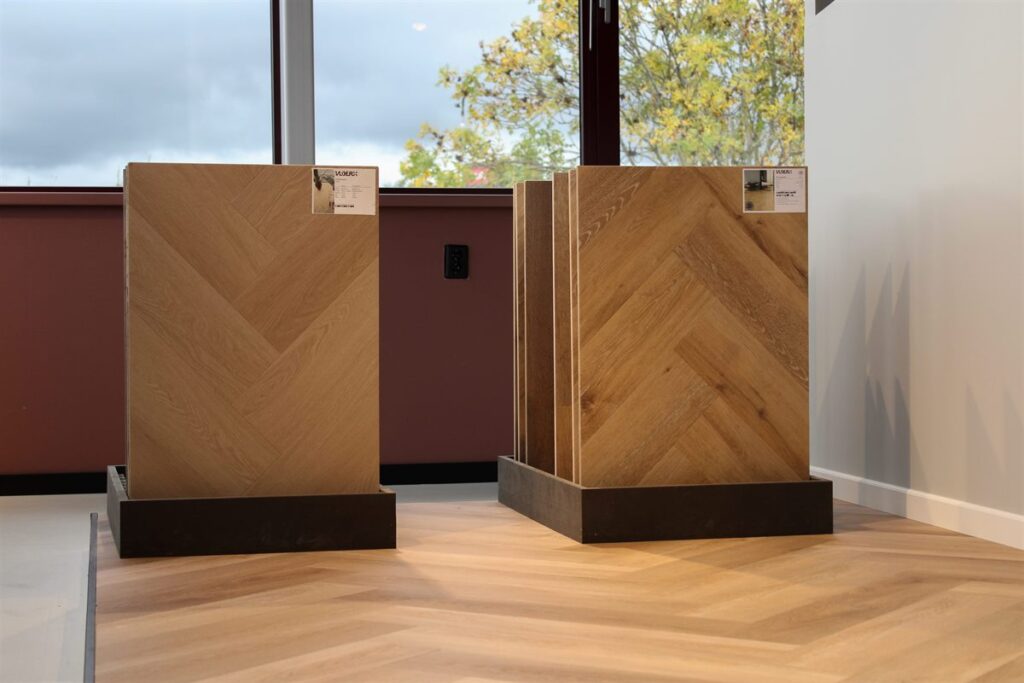 Visgraat- en houtlookstalen bij het raam in de VloerX-showroom
