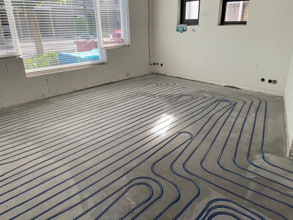 Ingefreesde vloerverwarming in een kamer die klaar is voor de PVC-vloer
