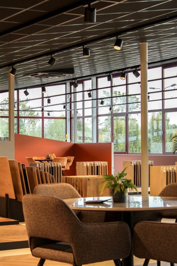 Zithoek tussen de PVC-stalen in de showroom van VloerX